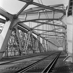 857538 Gezicht in de DEMKA-brug over het Amsterdam-Rijnkanaal te Utrecht, met links de oude spoorbrug.